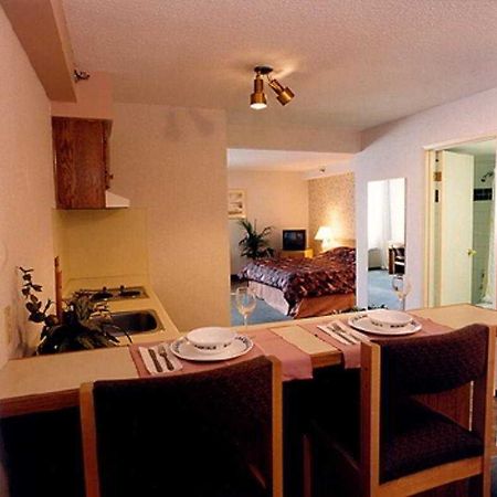 Executive Inn Express Vancouver Airport Richmond Room photo